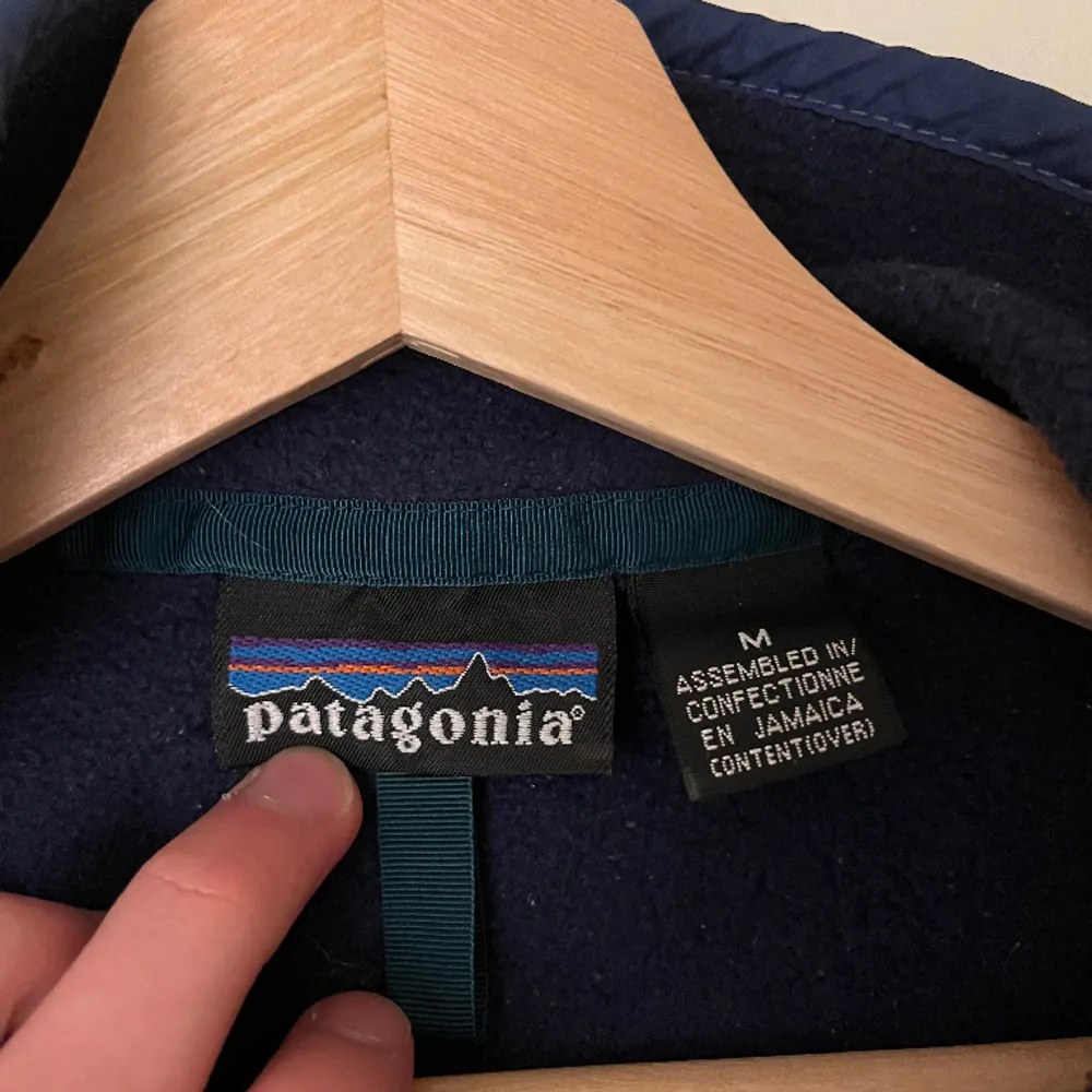 Vintage lila patagonia fleece i storlek M  . Hoodies.