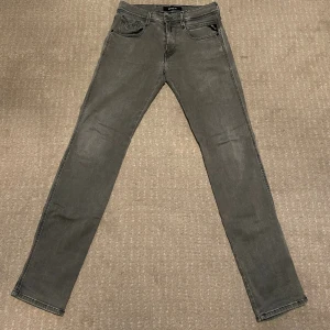 Replay anbass  - Säljer ett par replay anbass hyperflex som är i bra skick! Storlek 29/32!  Hör gärna av dig om du har frågor!