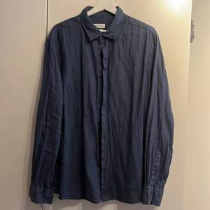Blå Massimo Dutti linneskjorta. 100 linne! Även snygg som oversize-skjorta för er som har mindre storlek!