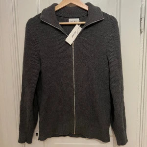 Brothers Tröja  - Det är en helt verkligen helt helt ny East West Ian Full Zip Tröja från Brothers. Skick: Nyskick, Aldrig använd  Stl:S men rätt liten i storleken  Pris: Nypris 999kr på Brothers mitt pris 499kr Skriv vid minsta lilla 🤝