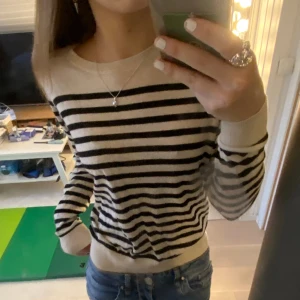 Randig Tröja - Jättefin randig tröja från Zara, köpt för ungefär ett år sen men har varit väl omhändertagen och har inte använt mycket alls. Säljer då den inte kmr till användning💕 I bra skick och inga defekter. 