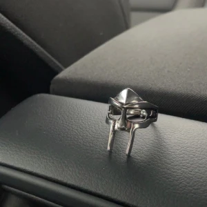 Ring - Jag säljer denna ringen för den var för stor för mig men så fin och vill verkligen ha kvar den men den är rostfri