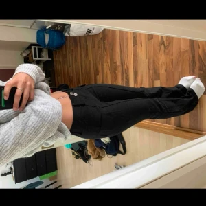 Lågmidjade byxor  - Säljer dessa skit snygga lågmidjade byxorna från shein med Bootcut ❤️ de är använda få gånger! Passar om man är under 160 cm! Skriv privat för frågor eller mer bilder!! 