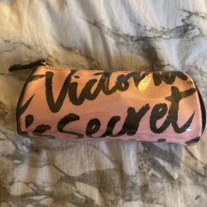 Sminkväska  - Jättefin och trendig sminkväska från Victoria Secret med fint mönster på insidan. Använd men inte i dåligt skick alls💓💓