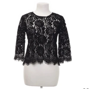 Spets tröja - En svart spetströja med trekvartslånga ärmar! Jättefin fest topp och perfekt till nyår!!