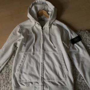 Stone island zip hoddie - Tjena säljer min Stone island som jag köpte nu nyligen. Den är i storlek M och är sjukt snygg till kallare väder. Tjock och varm hoddie. Köpt på farfetch