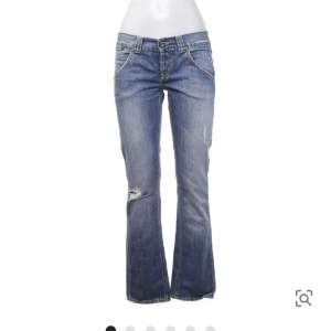 Hej jag säljer nu ett par skitsnygga Lågmidjade jeans från dondup, dem kom precis hem från Sellpy men det så krångligt att returnera. säljer då dem tyvärr inte passade mig i midjan, midjemåttet är 78 cm och de passar på mig i längden som är 166-167 cm!💓💓