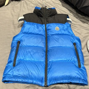 Moncler väst  - Tjo tjo, Säljer min moncler väst som är storlek M Köpt för 10000kr men tänkte typ sälja för 7500 skriv till mig för mer bilder och info! Hare ”SÅKLART ÄKTA”