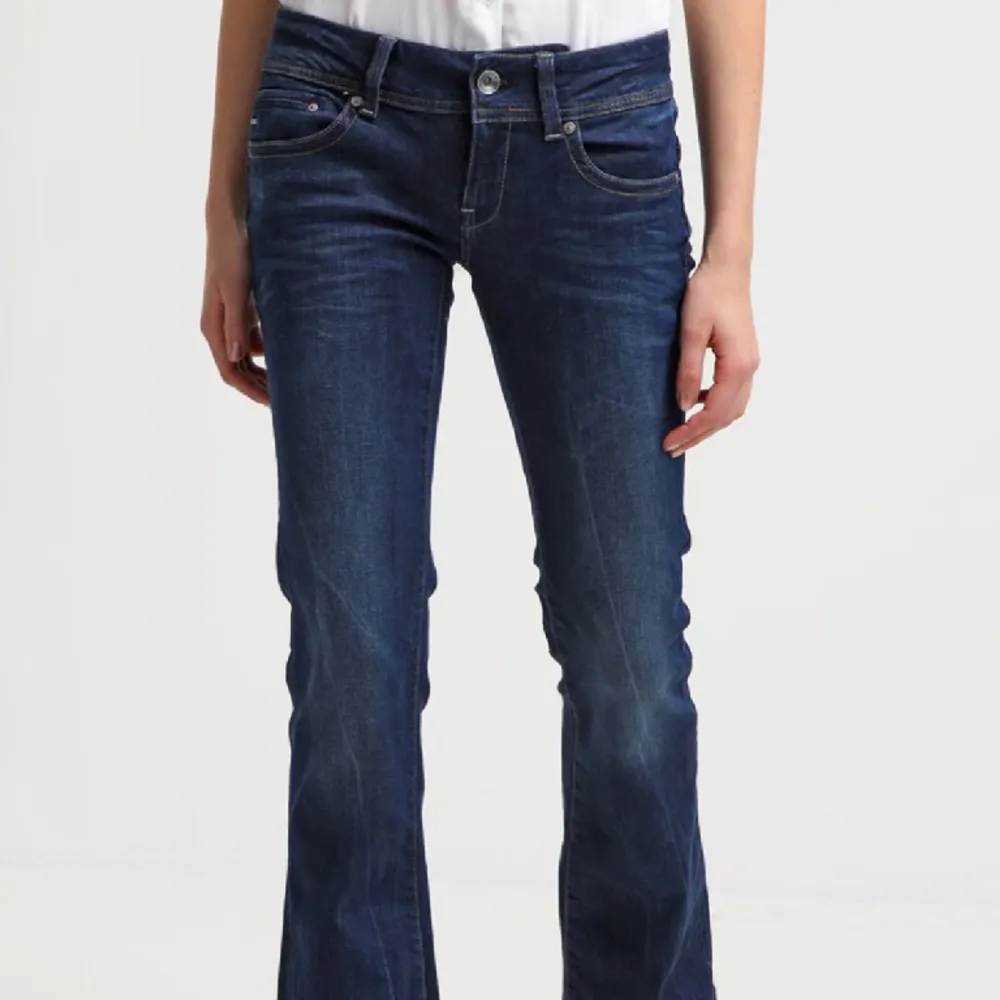 Lågmidjade jeans från G-star, använda men i fantastiskt skick, liten slitning längst ned vid kanten av jeansen😕 nypris 1595kr🙌. Jeans & Byxor.