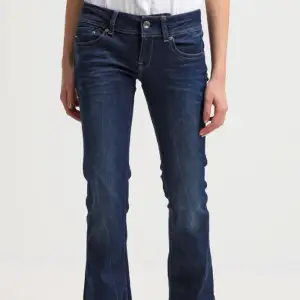 Lågmidjade jeans från G-star, använda men i fantastiskt skick, liten slitning längst ned vid kanten av jeansen😕 nypris 1595kr🙌