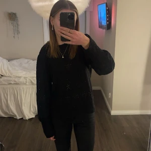 Svart blus  - En jättefin svart blus med små hål i sig (se på bilden). Storlek M men passar folk som brukar ha S också!💞