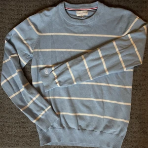 Stickad blå tröja Panos Emporio - Oanvänd tröja från Panos Emporio. Skönt material, står storlek 40, men tycker snarare den är som en 36! Säljes pga inte min stil.  Kika på min sida, kan samfrakta med annat!