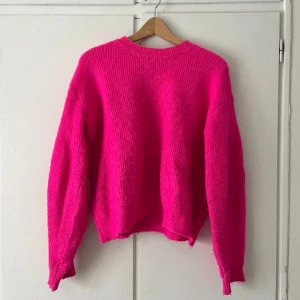  Chockrosa stickad tröja  - Säljer denna chockrosa stickade tröja i storlek XS 🩷Köpt från Chiquelle 