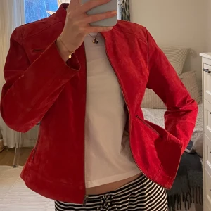 Röd Jacka - Så cool röd ”biker” jacka i mocka, kommer inte till användning därför säljer jag den❤️