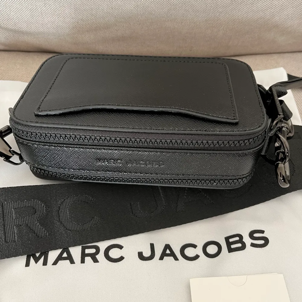Väska från Marc Jacobs, the snapshot series. Färg : full black Mycket fint skick, ingen defekt, ingen minus. perfekt till julklapp.. Väskor.