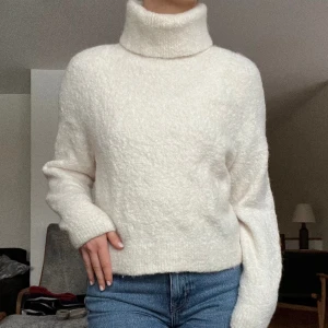 Stickad polotröja - Vit stickad polotröja från & Other Stories ⭐️ Köpt för ca 1 år sedan och anväts få gånger 