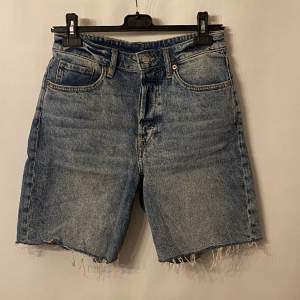 Blåa längre jeansshorts. Märke: H&M. Storlek: 38