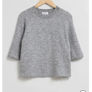 Stickad tshirt  - Säljer denna tröja från Other stories som är i nyskick, dvs inga som helst defekter eller tecken på användning. Säljer även en rosa i samma modell fast i storlek xs! Helt slutsåld på hemsidan! 