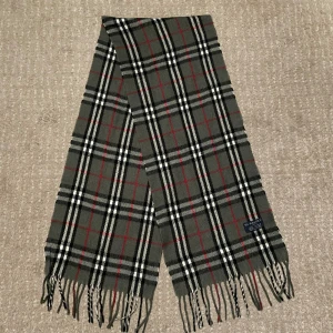 Burberry halsduk  - Säljer en riktigt fet burberry halsduk som är i väldigt bra skick!  Hör gärna av dig om du har frågor!