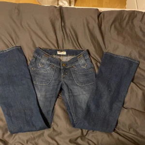 Lågmidjade boutcut jeans  - Vintage lågmidjade jeans som är boutecut och super fina fickor. Inget fel på dem, säljer för att dem är för små 💗💗midja 34 och innerben 78 💗 jag är 164 