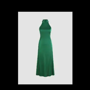 Jätte fin grön klänning i satin från Cider med öppen rygg och slit.  Skick: nytt - endast provad   Klänningen är endast provad då jag köpte två olika storlekar och den andra passade bättre. Lappar sitter kvar. Köpare står för frakt