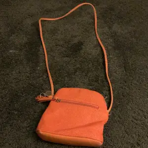 En fin orange väska med två fack. Mycket fint skick och är nästan inte använd!😄