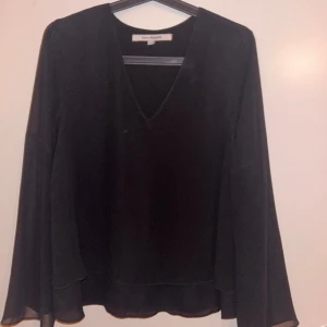 Blus  - Svart blus med mesh armar 