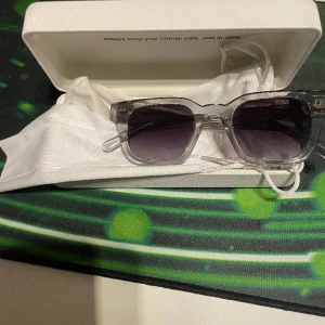 Chimi 04 L - Nästan oanvända chimis. Storlek L men sitter ganska bra på alla ansiktsstorlekar, det är designen 04 i grå färg. Inte använda många gånger och inga repor på glaset. Påse, låda och sån puts duk medföljer. 