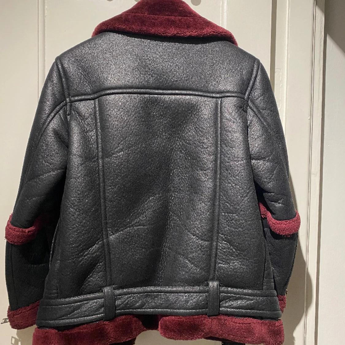 Skinnjacka med fodring i vinrött  - 90