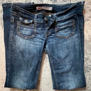 Only Jeans - Säljer mina fina jeans från Only💖, med fickor fram och bak. Jensen är lågmidjade, den är i fin skick men lite slitet vid nedre bakdel. Jag är 161 och den får plats på mig men lite lång. Den är i storlek 32-36 står det. Vid flera bilder/frågor skriv.