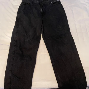 Baggy jeans - Tja, säljer mina sweet skate jeans för använder inte längre, det är ett år big skate svarta i storlek M, skriv vid intresse.