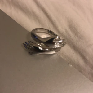 Fin ring! ♡ - Ringer är justerbar, köpte nyss! Säljer för det är inte min typ av ring
