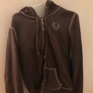True religion zip hoodie - Snygg kofta från true religion köpt som ny, inga tecken på slitage. Stolek L i kvinnlig storlek