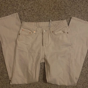 Vita jeans - Vita jeans från weekday. Verkligen jätte snygga men kommer tyvärr inte till andväning. Har andvänt en gång☀️ den är i modell PIN och är storlek 25w30l