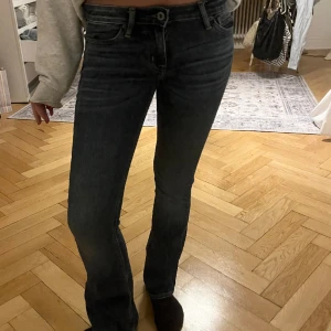 Crocker low waist jeans - Lågmidjade bootcut jeans från Crocker. Jättefint skick! Waist 25, length 31. Skriv om du önskar fler bilder eller undrar något 🙏💕