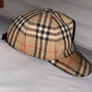 Burberry Keps - Lite trasig där bak men märks inte när den används.