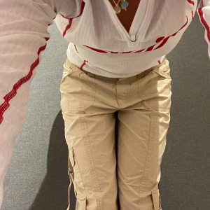 Cargobyxor - Säljer mina cargobyxor från Gina då de tyvärr inte kommit till användning längre. Byxorna är i nyskick och har bara använts 2 till 3 gånger. Skriv om ni har frågor!🎀✨