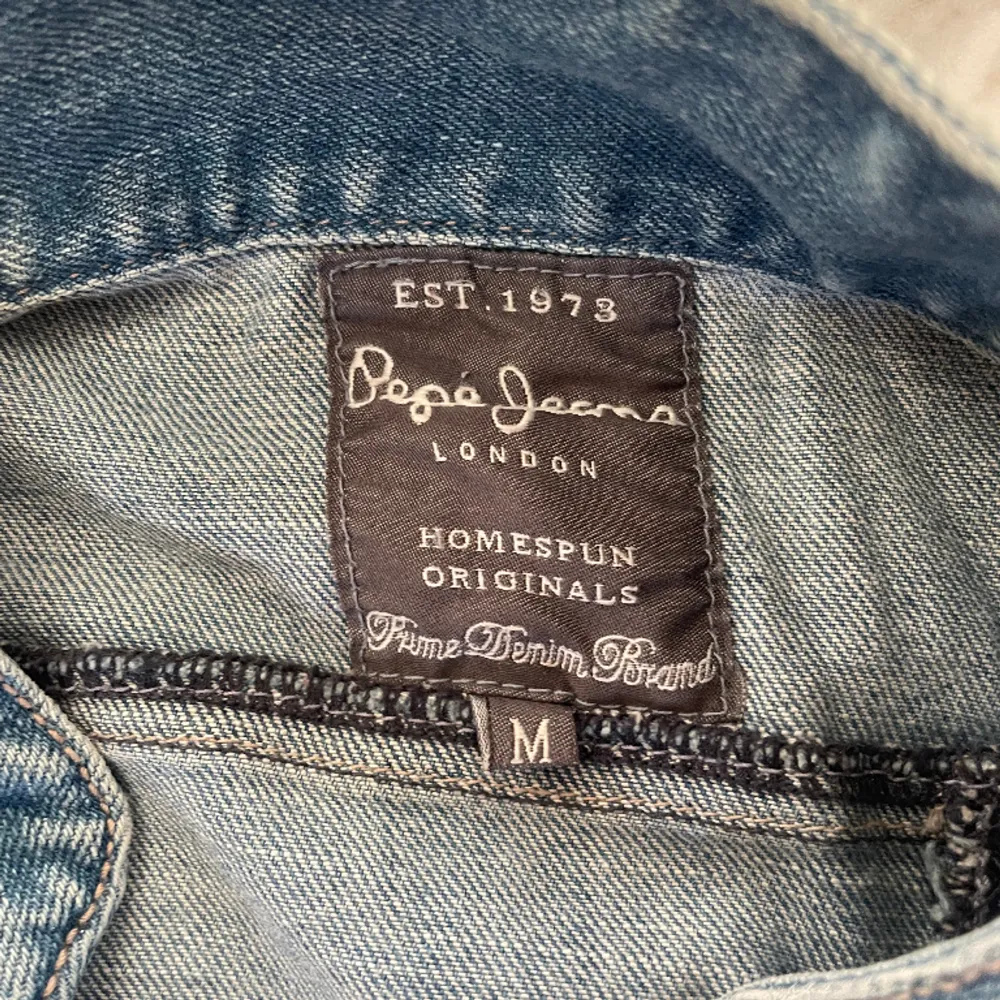 super snygg jeans jacka med fina detaljer. aldrig använd då den är för liten för mig. Jackor.