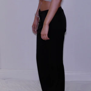 Snygga kostymbyxor  - Skit snygga och trendiga lågmidjade kostymbyxor i bra skick 