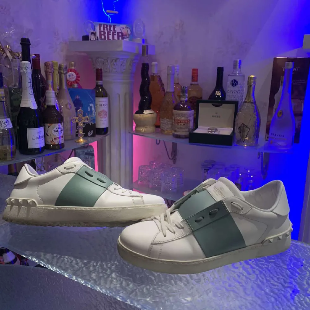 Valentino open sneakers (Mint green) Cond: 8.5/10 (no og) . Skor.