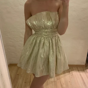 Asos klänning 😍 - Säljer denna helt fantastiska klänning som jag har köpt på ASOS 😍 strl 34 men passar mig med 36. Perfekt till nyår 🔥