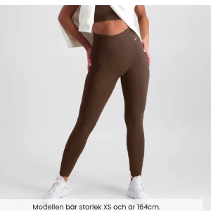 Aimn set - Säljer detta nästintill oanvnda jättesnygga tränings set från aimn! Nypris ca 1149kr men säljer för 700kr eller eget prisförslag!🩵 detta är en brun färg åt det med ljusa hållet! Tröjan är i storlek S och byxorna är i storlek Xs