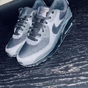 Airmax 90 - Sneakers - Ett par Airmax 90 sneakers, knappt använda. Skick 10/10, dom är fortfarande i nyskick. Köpta för 1695kr från Zalando. Storlek 40, men funkar även till 41.
