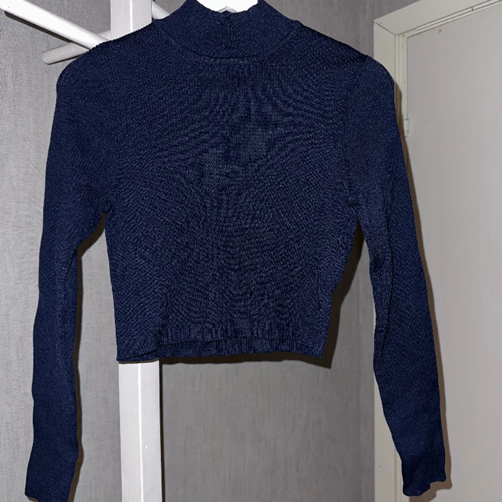 Lite tjockare croppad marinblå tröja med lite krage. Säljer då den ej kommer till användning längre💕. Tröjor & Koftor.