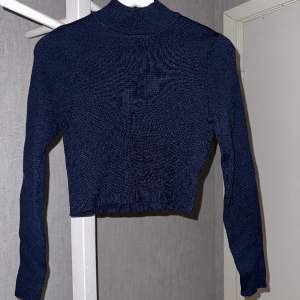Lite tjockare croppad marinblå tröja med lite krage. Säljer då den ej kommer till användning längre💕