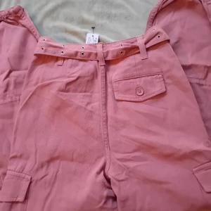 Cargo byxa  - Cargo byxa helt nytt.  100% bomull. Fin färg. 