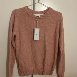 Tröja från VILA - Helt ny rosa tröja från vila, storlek XS men sitter lite som S. Alla lappar är på och tröjan är inte använd 