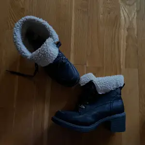 Låga boots med teddyfleece och liten klack