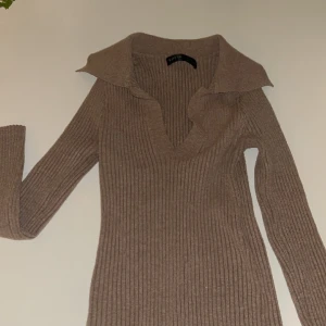 Beige topp  - Super snygg söt beige topp tight följer figuren och sätter sig på bysten perfekt. 