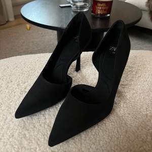 Säljer dessa otroliga klackar från Zara i stolek 39! Perfekta skon till nyårsfirandet! 🖤